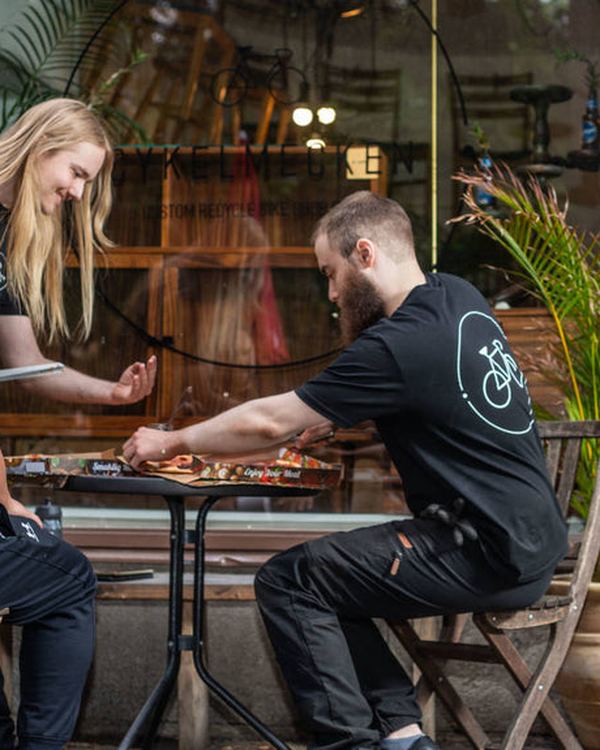 Gäster som fikar i caféet